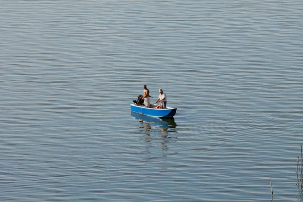 Captura de peixes dos barcos no lago — Fotografia de Stock