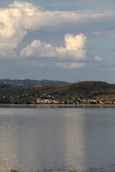 Озеро Тразимено летом. Умбрия, Италия — стоковое фото