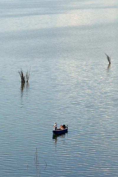 Attraper des poissons des bateaux sur le lac — Photo