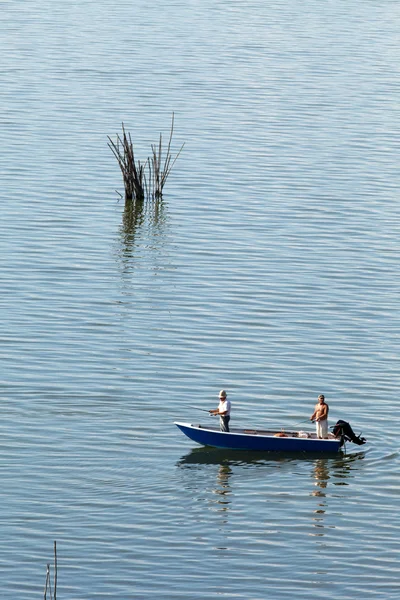 Łowienie ryb z łodzi na jeziorze — Zdjęcie stockowe