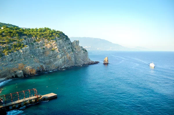 Beautiful rocks and blue sea. Bright horizon — Stock Photo, Image