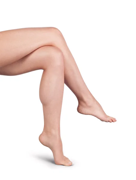 Bella donna gambe isolate sul bianco — Foto Stock