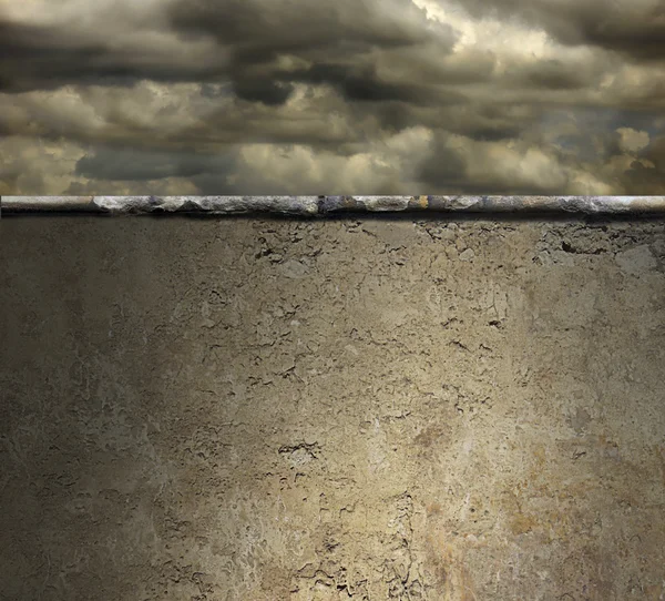 Cielo tormentoso sobre un fondo de pared de hormigón — Foto de Stock