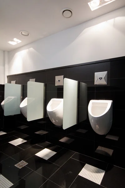 Homem urinol banheiros limpos — Fotografia de Stock
