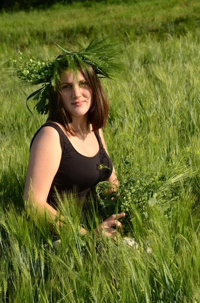 彼女の頭の上の草の花輪を持つ若い女 — ストック写真