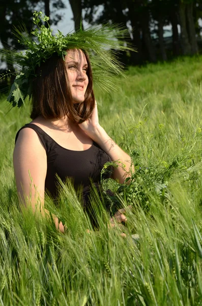 Giovane donna con ghirlanda d'erba sulla testa — Foto Stock
