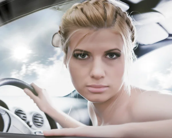 Jonge seksuele blonde in de auto. — Stockfoto