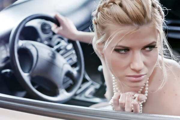 Молодая сексуальная блондинка в машине . — стоковое фото