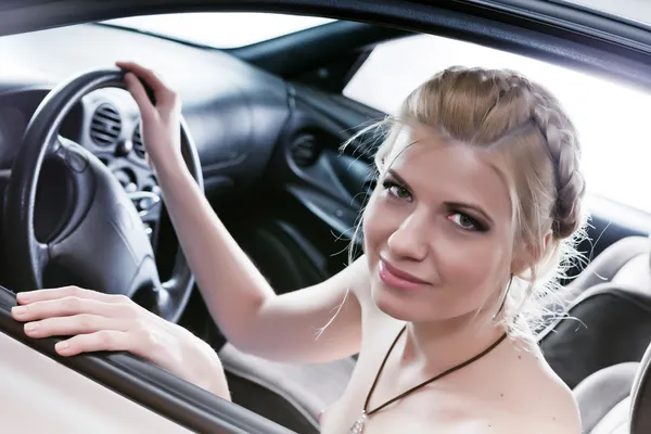 Jonge seksuele blonde in de auto. — Stockfoto