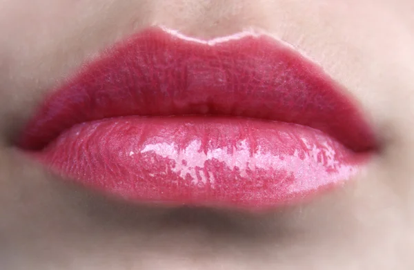 Красивые губы с розовой помадой — стоковое фото