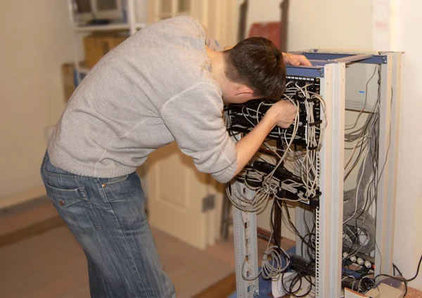 Це технік з сервера кабелів — стокове фото