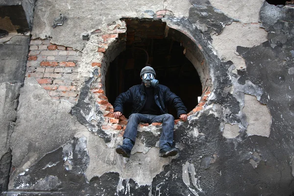 Hombre en máscara protectora de gas —  Fotos de Stock
