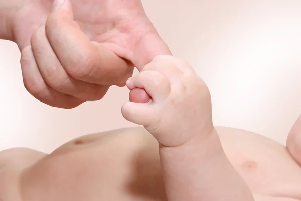 Il bambino tiene la mano di un adulto — Foto Stock