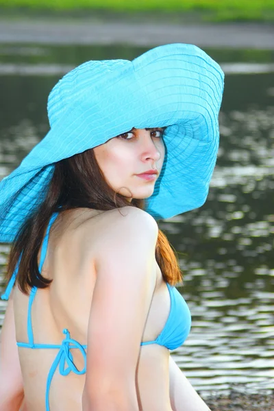 Wanita muda mengenakan topi di pantai — Stok Foto