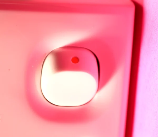 ピンクの壁に白いスイッチ — ストック写真