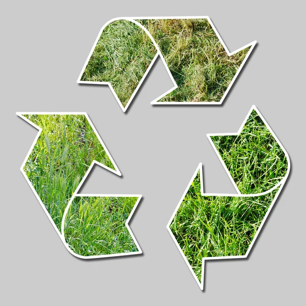 Sinal de reciclagem com grama — Fotografia de Stock