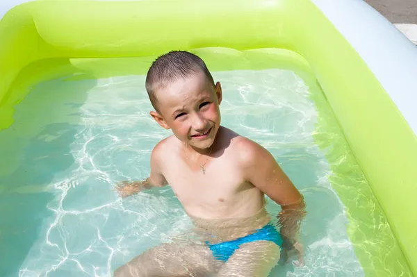 Αγόρι στην πισίνα — Φωτογραφία Αρχείου