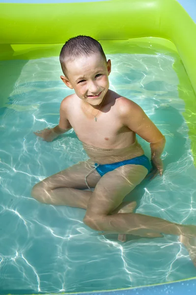 Junge im Pool — Stockfoto