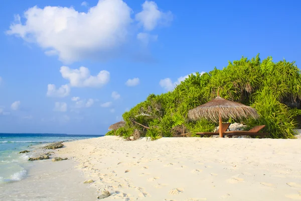 Praia tropical e céu azul das Maldivas — Fotografia de Stock