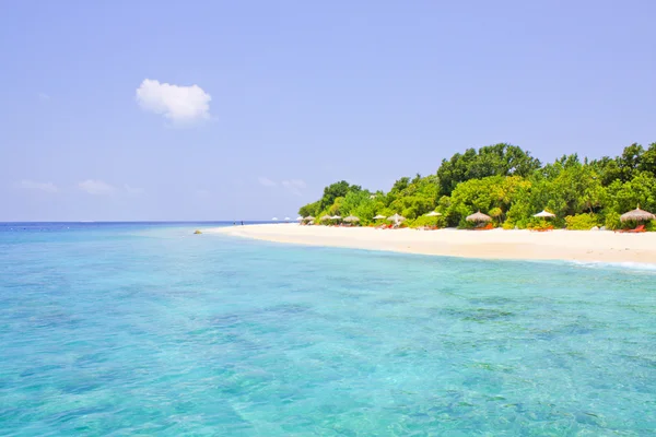 Tropical beach pure sea and blue sky of Maldives — Stock Photo, Image