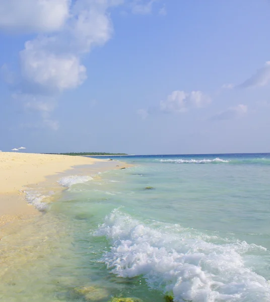 Ondas de salpicos na praia tropical de Maldivas — Fotografia de Stock