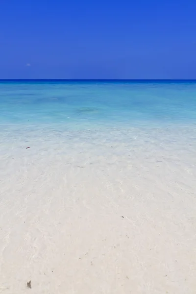 Eau de mer pure à la plage tropicale des Maldives — Photo