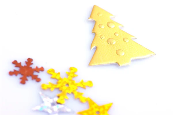 Jul guld tall isolerad på vit med snöflingor — Stockfoto