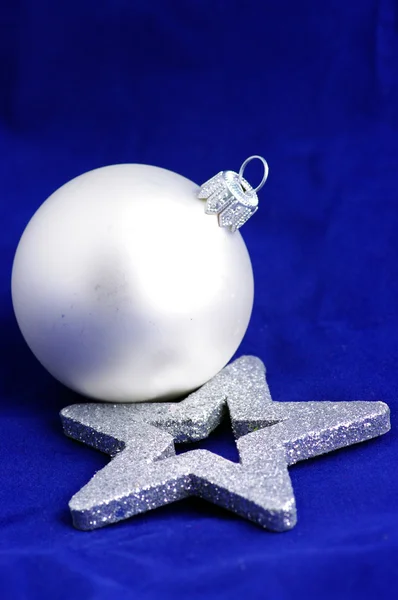 Gümüş Noel top ve gümüş Noel yıldızı mavi sırt — Stok fotoğraf