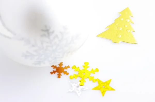 Décorations de Noël avec boule de Noël sur fond blanc — Photo