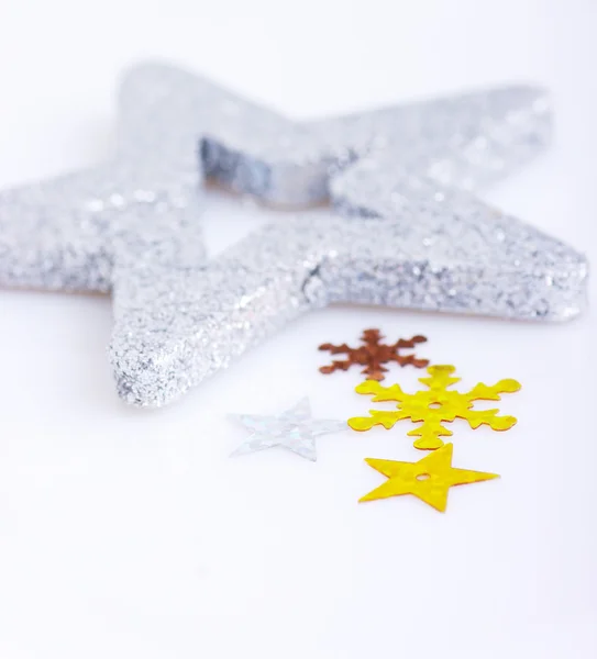 Srebrne gwiazdy Boże Narodzenie na białym z miejsca kopiowania tle — Zdjęcie stockowe