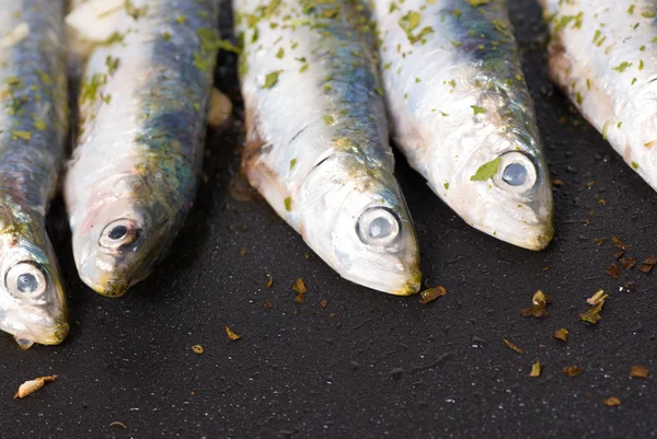 Рыба на сковородке — стоковое фото