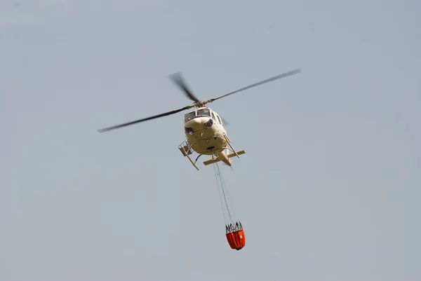 Strażak helikopter w locie — Zdjęcie stockowe