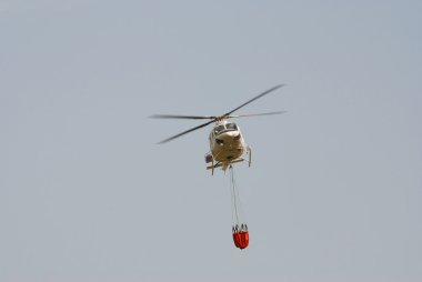 İtfaiye su kova taşıyan helikopter