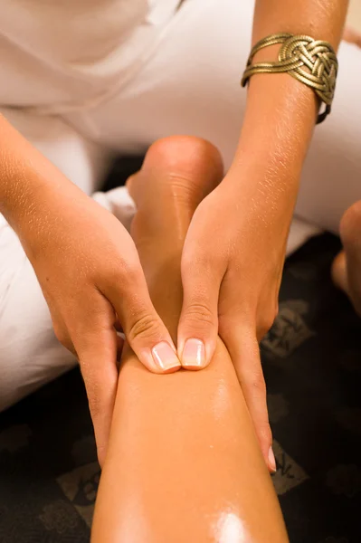 Massaging a thigh — Stock Photo, Image