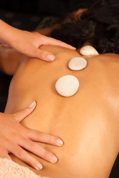Massaggio pietre calde — Foto Stock