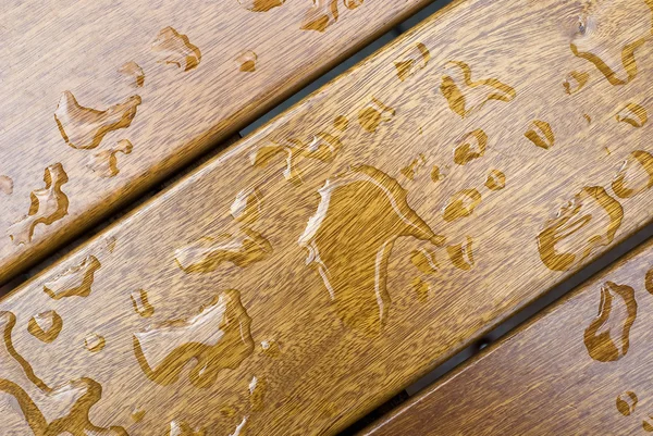 Вода из бусин на столе — стоковое фото