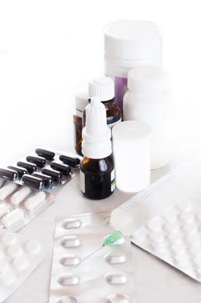 Таблетки, шприц и другие лекарства — стоковое фото