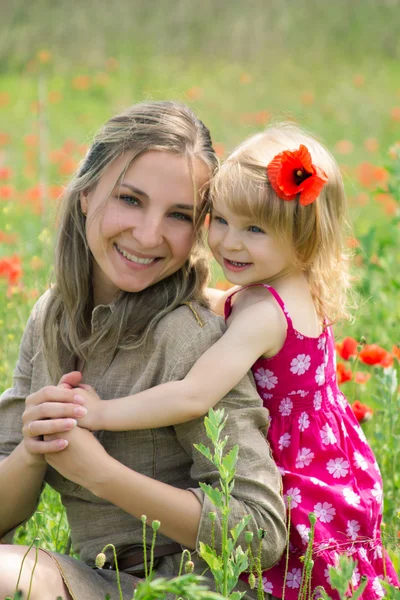 Madre e figlia nel campo di papavero — Foto Stock