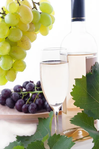 White wine bottle, glass and cask with grapes — Stock Photo, Image