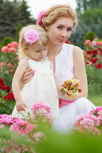 Mãe e bebê no jardim de rosas — Fotografia de Stock