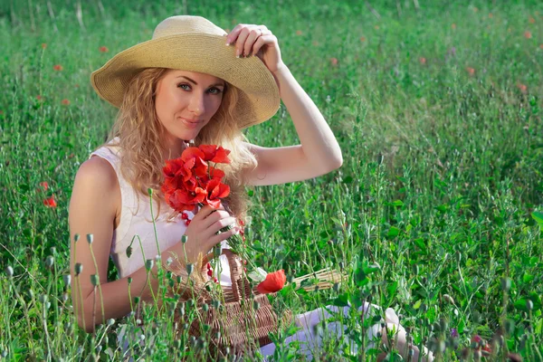 Donna in cappello con bouquet di papavero — Foto Stock
