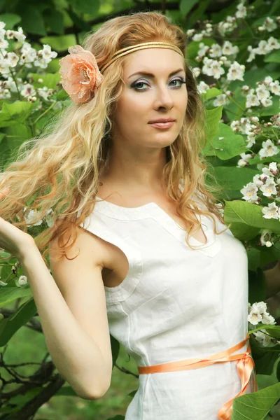 Donna romantica in fiore di fiori — Foto Stock