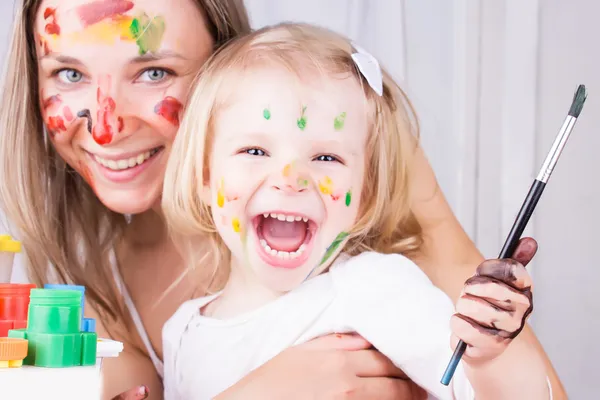 Happy mother and daughter painting — Stock Photo, Image