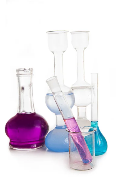 Tubos de ensaio e frascos com líquidos coloridos — Fotografia de Stock