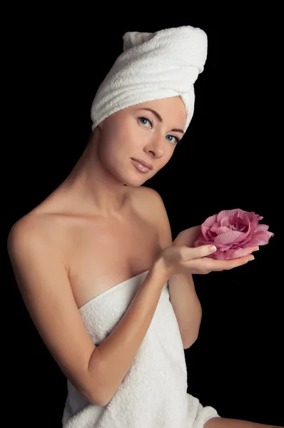 Γυναίκα μετά το μπάνιο με πετσέτα και λουλούδι — Φωτογραφία Αρχείου