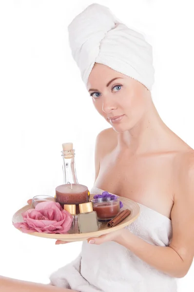 Γυναίκα με πετσέτα και spa προϊόντα — Φωτογραφία Αρχείου
