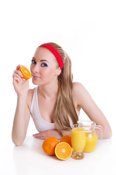 Sportif kadın portakal suyu ile oturuyordu — Stok fotoğraf