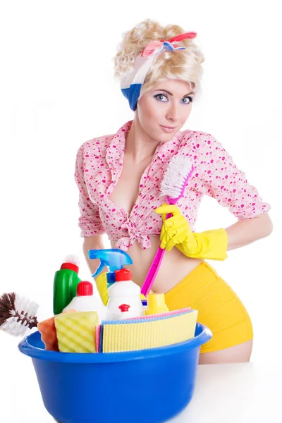Кокетливая пинающая женщина с набором для уборки — стоковое фото