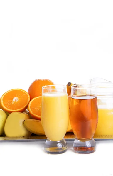 Apfel- und Orangenfrüchte mit Saft — Stockfoto