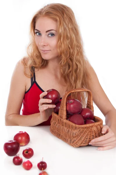 Donna rossa con cesto di mele — Foto Stock
